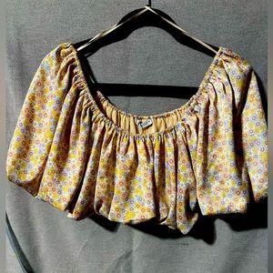 Zara floral printed cropped top with puffy sleeves. Medium